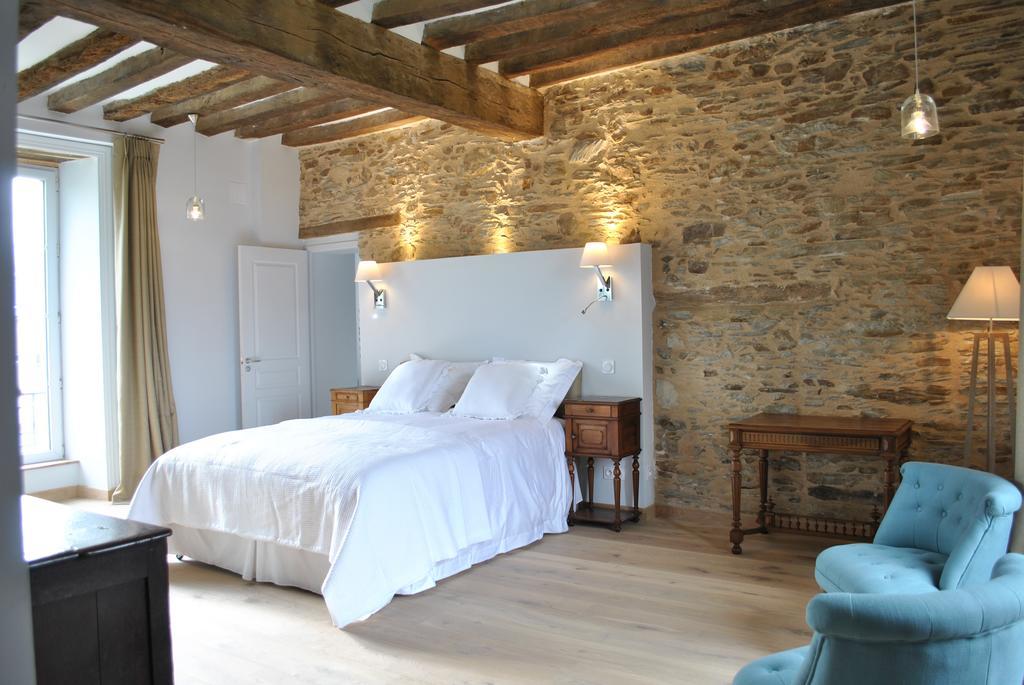 Le Manoir De La Vieille Douve Bed & Breakfast Bourg-d'Ire Стая снимка