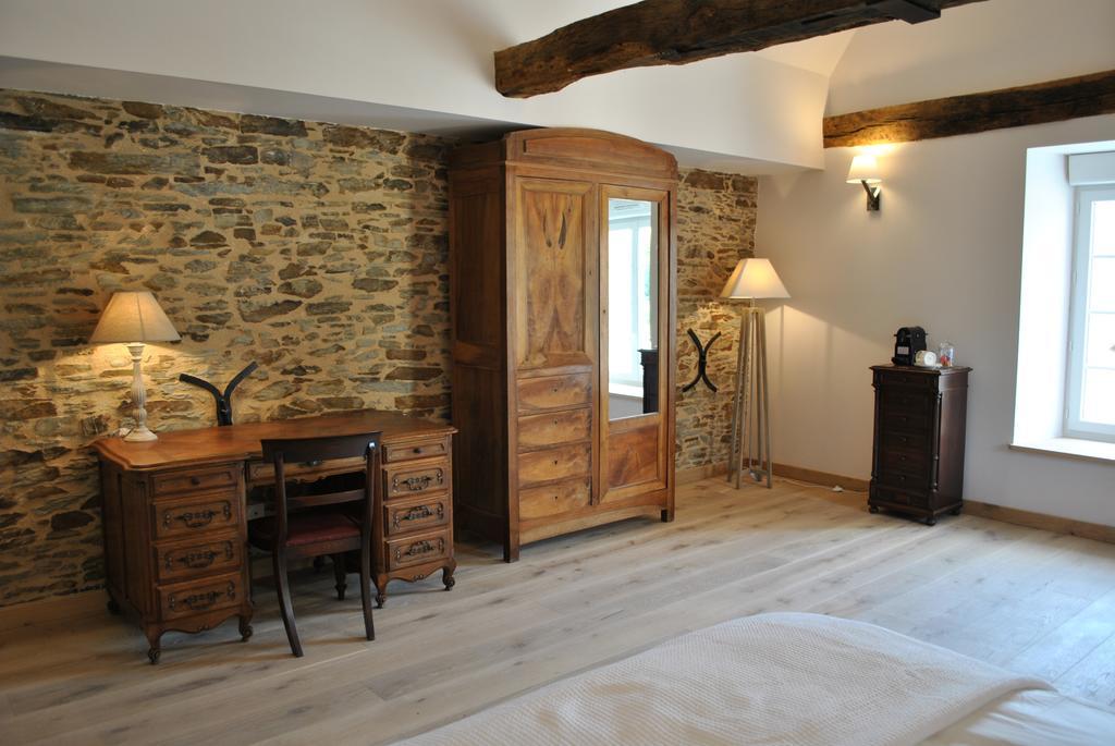 Le Manoir De La Vieille Douve Bed & Breakfast Bourg-d'Ire Стая снимка
