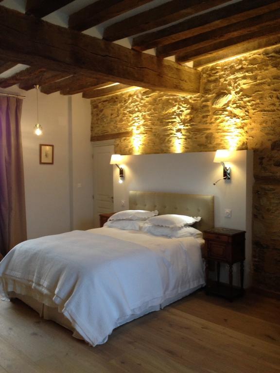 Le Manoir De La Vieille Douve Bed & Breakfast Bourg-d'Ire Стая снимка