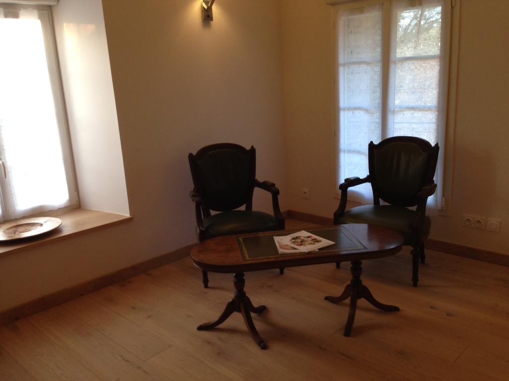 Le Manoir De La Vieille Douve Bed & Breakfast Bourg-d'Ire Стая снимка