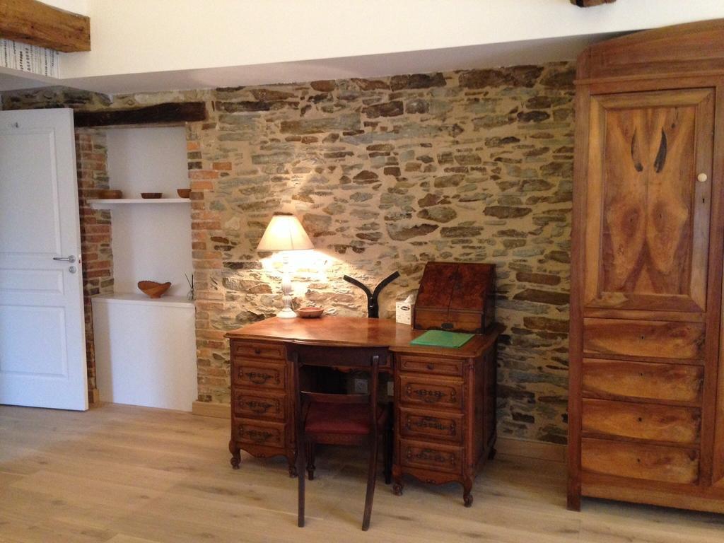 Le Manoir De La Vieille Douve Bed & Breakfast Bourg-d'Ire Стая снимка