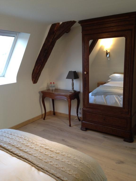 Le Manoir De La Vieille Douve Bed & Breakfast Bourg-d'Ire Стая снимка