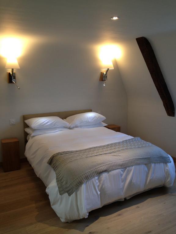 Le Manoir De La Vieille Douve Bed & Breakfast Bourg-d'Ire Стая снимка