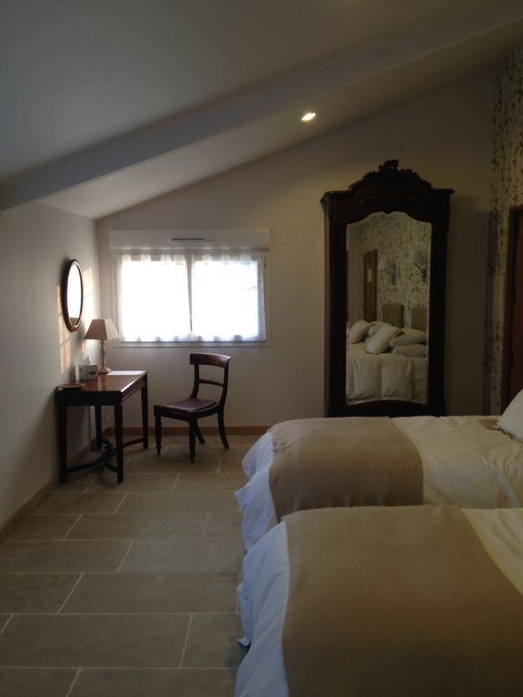 Le Manoir De La Vieille Douve Bed & Breakfast Bourg-d'Ire Стая снимка