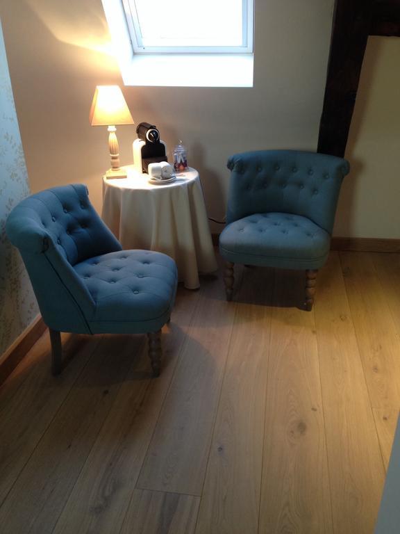 Le Manoir De La Vieille Douve Bed & Breakfast Bourg-d'Ire Стая снимка