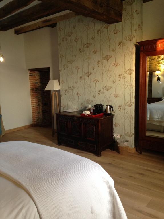 Le Manoir De La Vieille Douve Bed & Breakfast Bourg-d'Ire Стая снимка