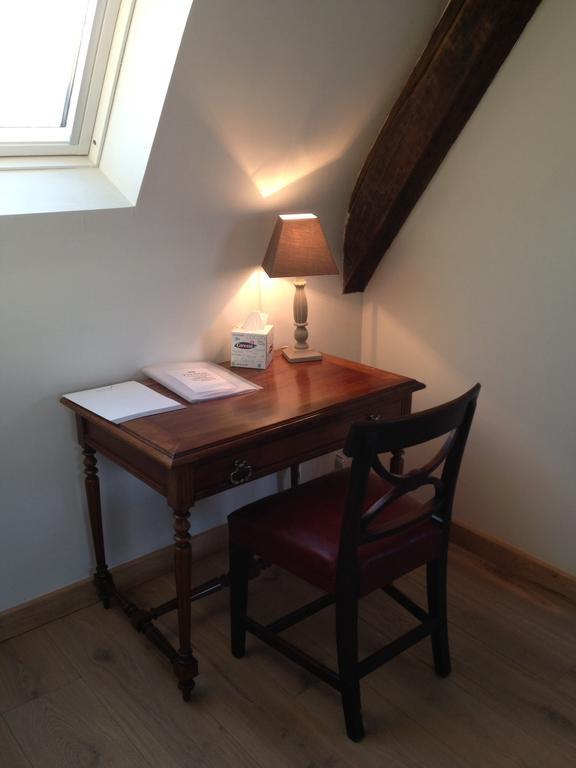 Le Manoir De La Vieille Douve Bed & Breakfast Bourg-d'Ire Стая снимка