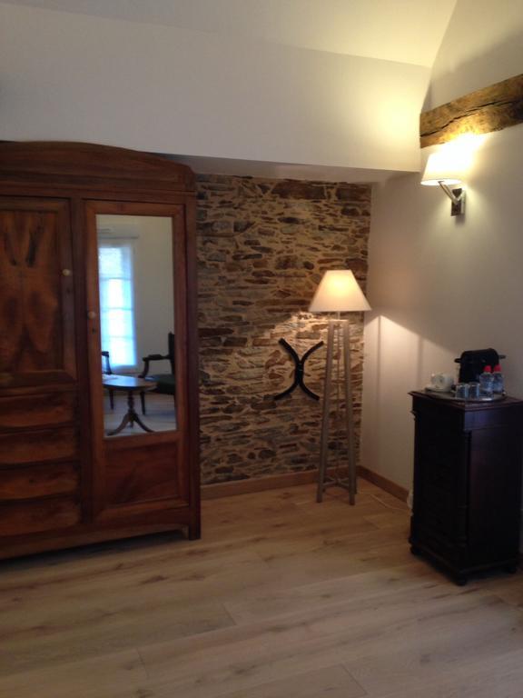 Le Manoir De La Vieille Douve Bed & Breakfast Bourg-d'Ire Стая снимка
