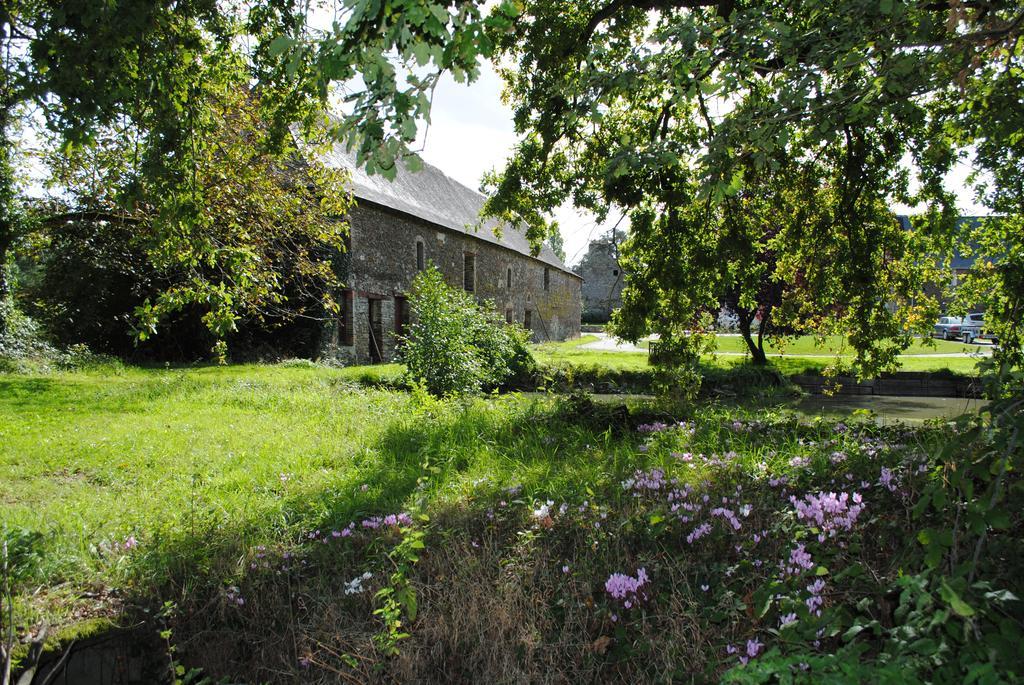 Le Manoir De La Vieille Douve Bed & Breakfast Bourg-d'Ire Екстериор снимка